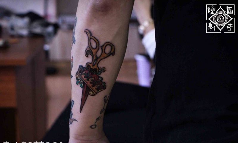 剪刀皇冠纹身图片