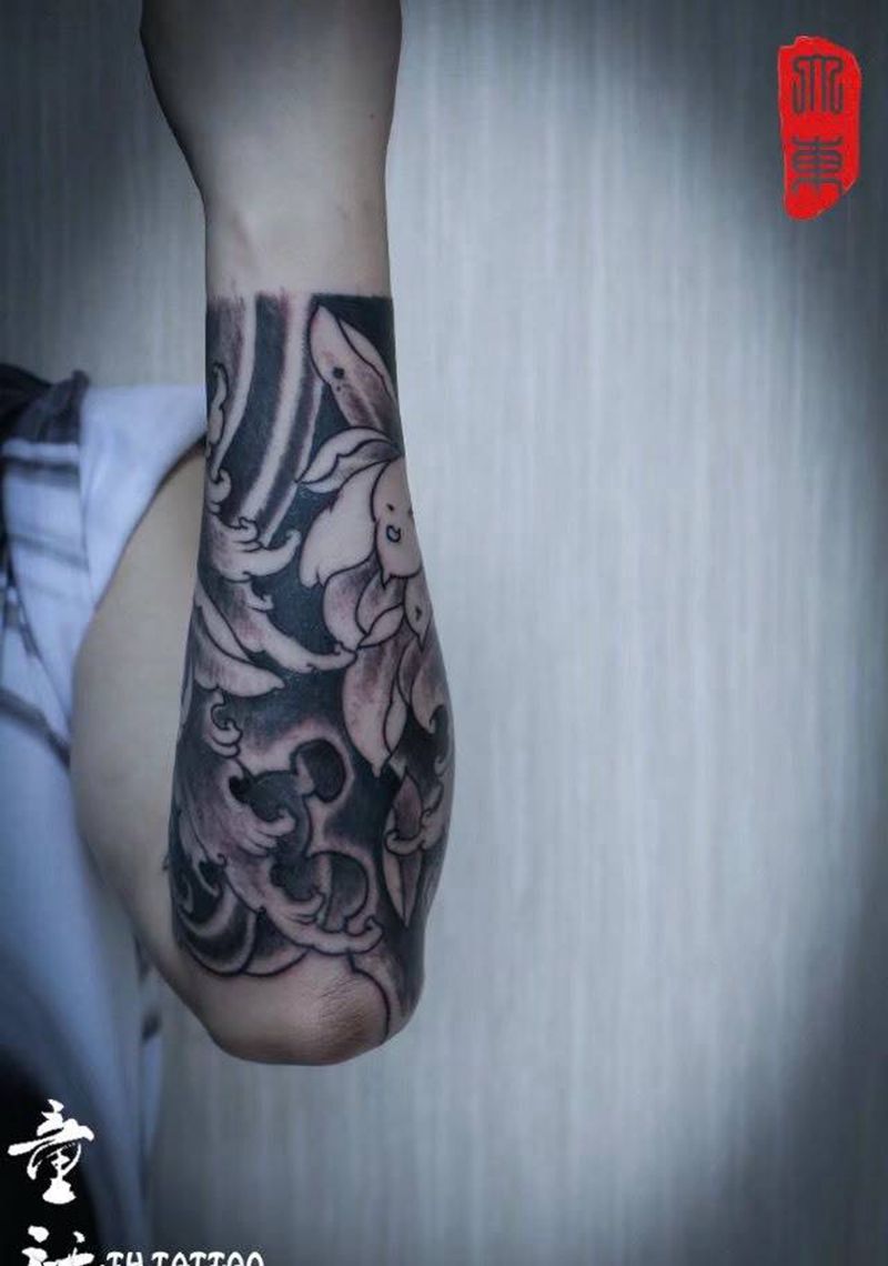 荷花小花臂纹身图片