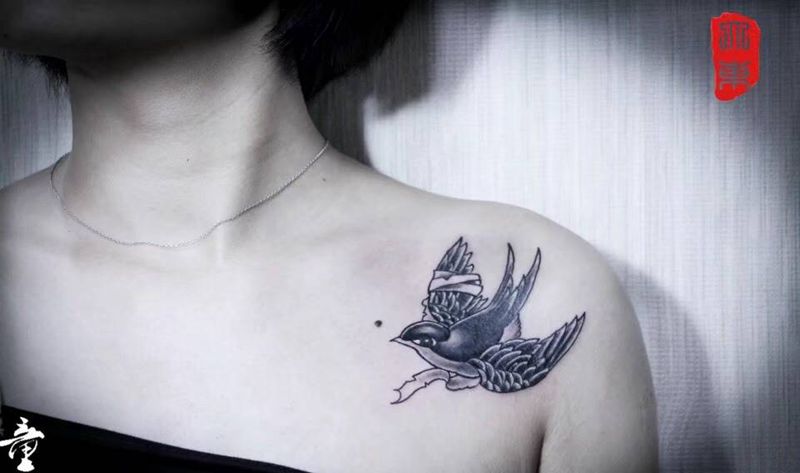 受伤的小鸟纹身图片