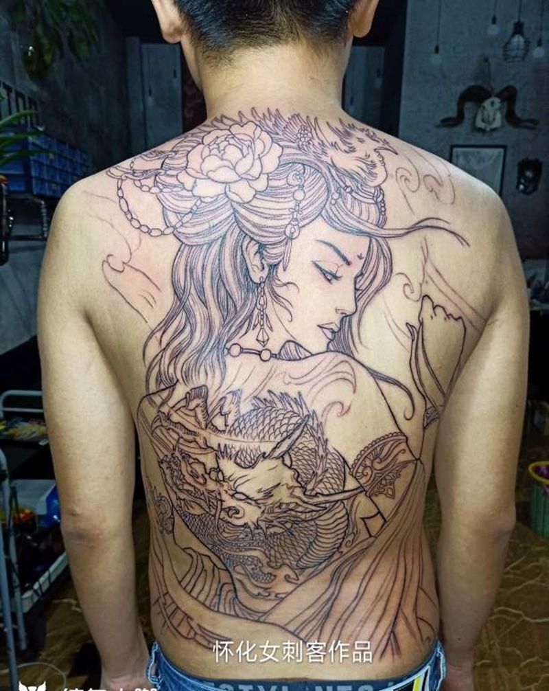 ：线条纹身图片_背部传统人物纹身图案