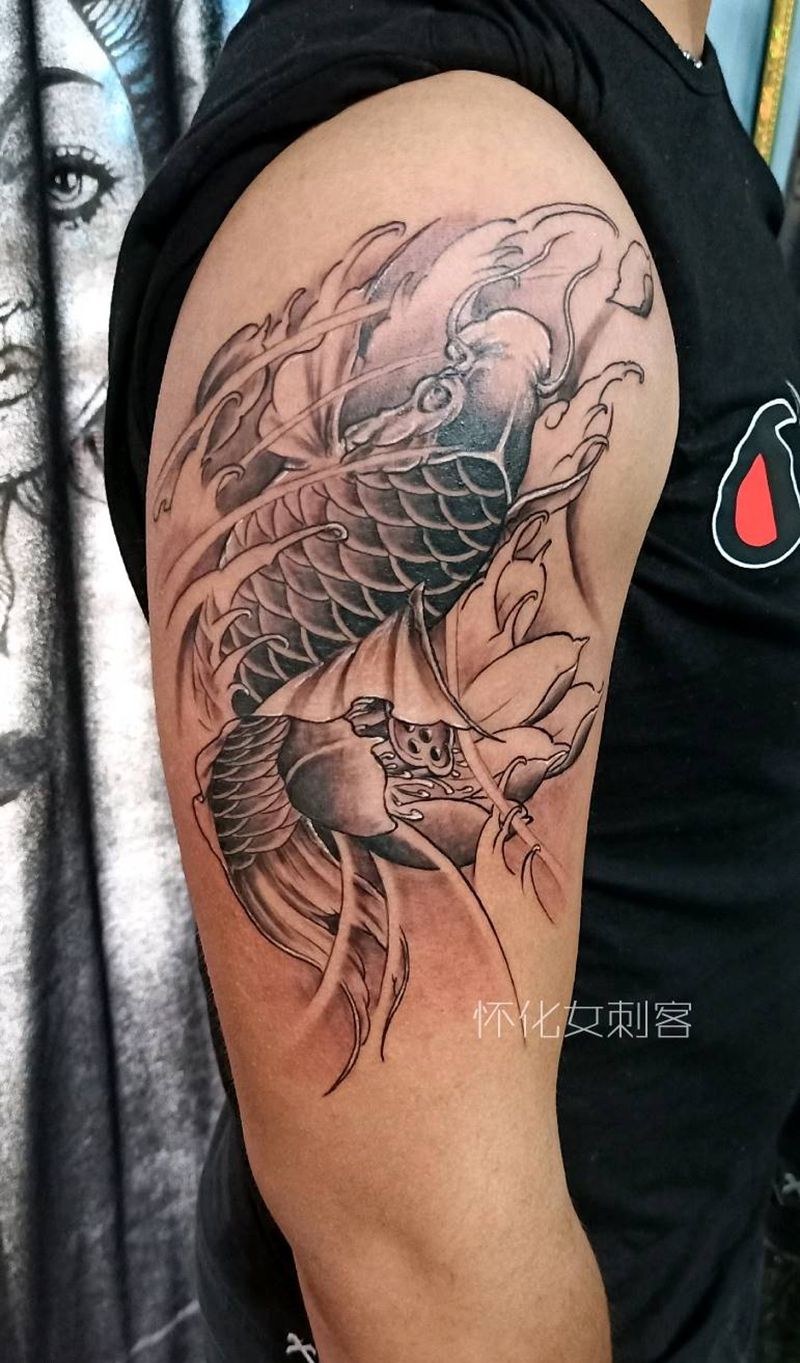清蒸鲤鱼纹身图片_手臂新传统鲤鱼纹身图案