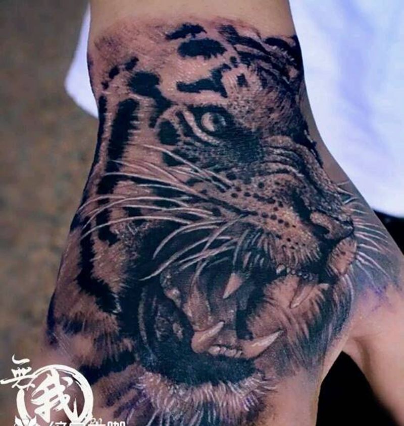 手背老虎纹身图片_手臂手部欧美肖像清新写实动物纹身图案
