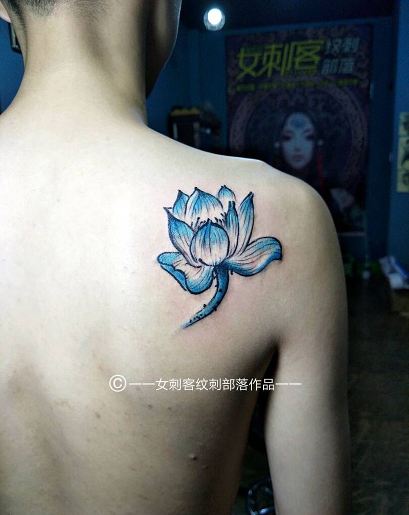 蓝莲纹身图片_背部传统国画植物纹身图案