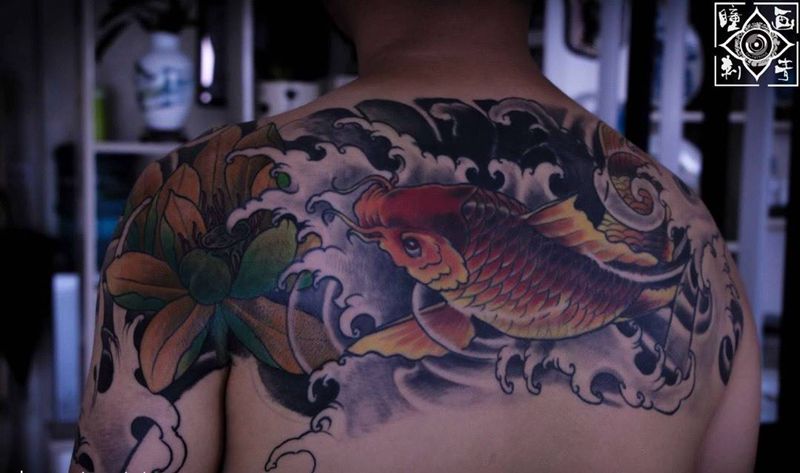 传统荷花鱼纹身图片