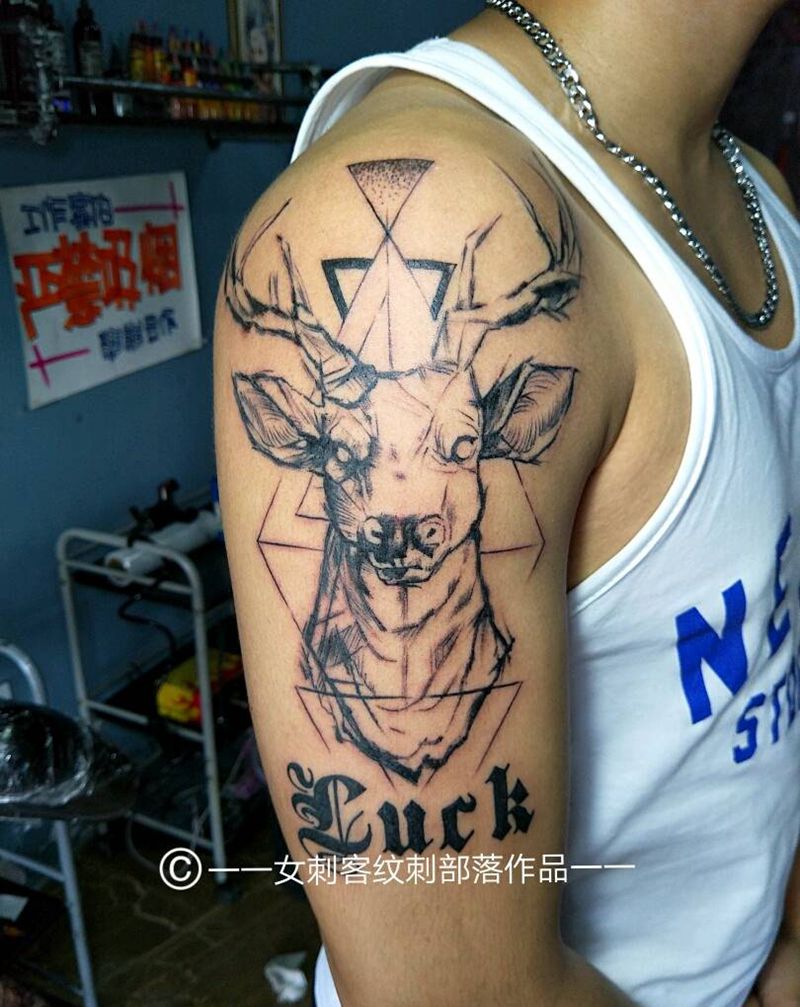 鹿纹身图片_手臂欧美字符动物素描纹身图案