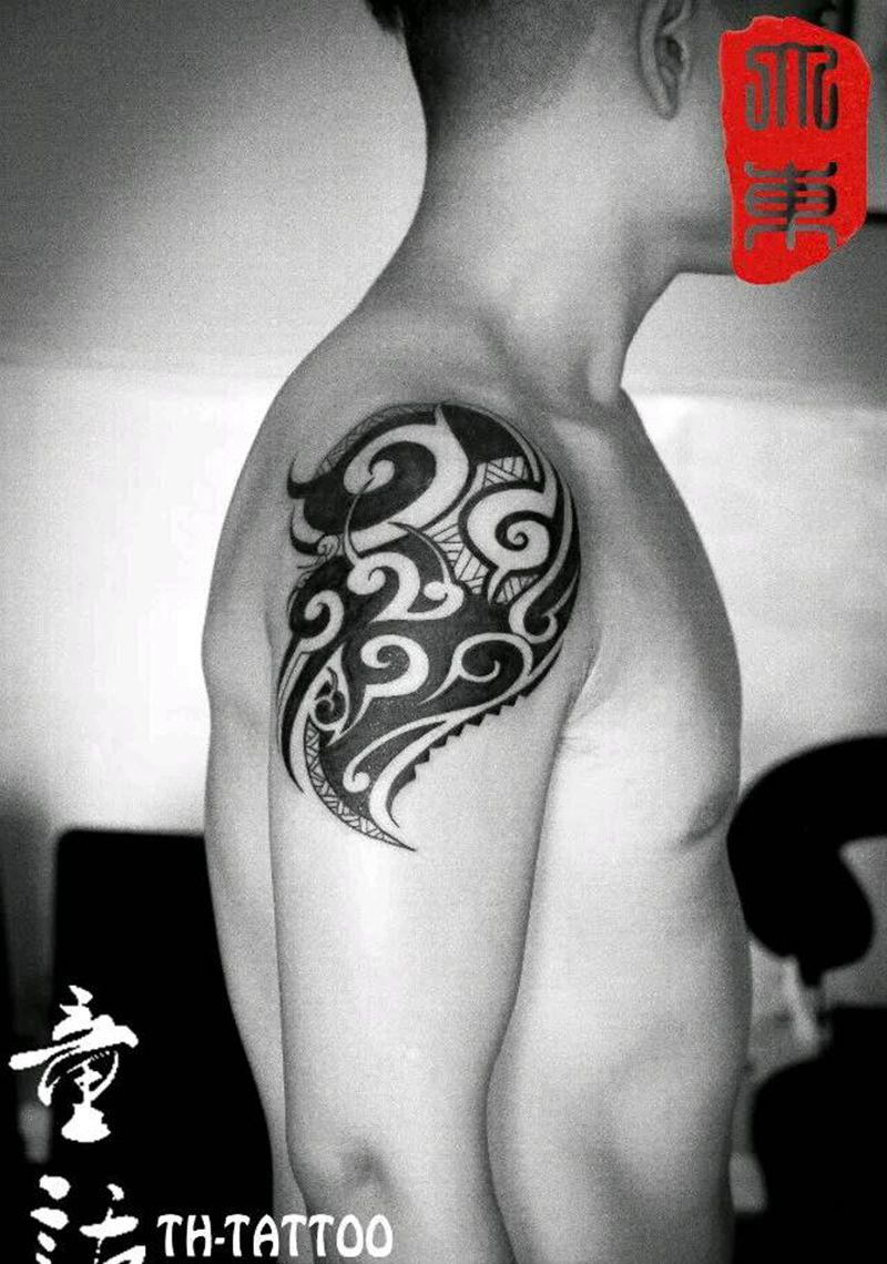 大臂图腾纹身图片