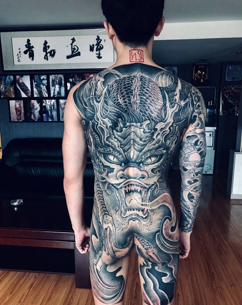 满背龙纹身图片