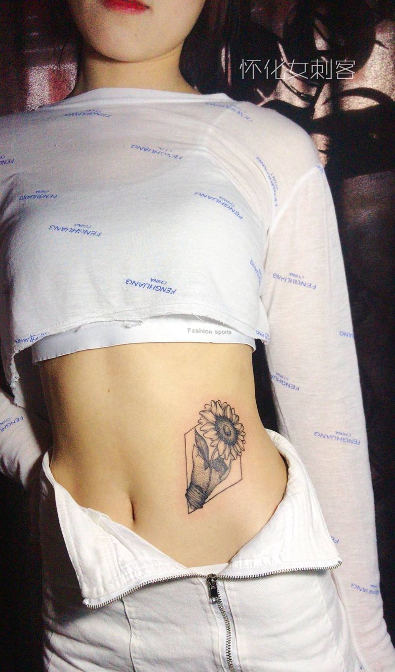 向日葵纹身图片_腰部纹身图案