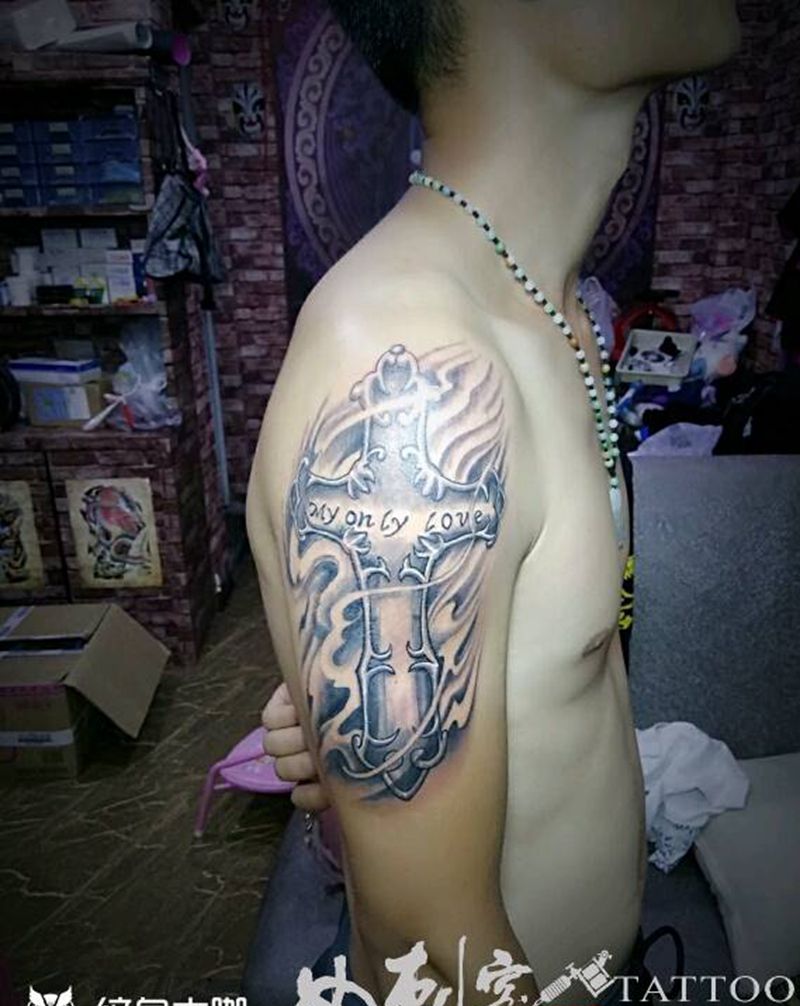 十字架纹身图片