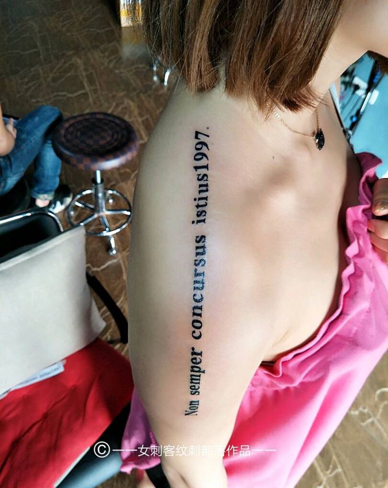 美纹身图片_肩部清新字符纹身图案