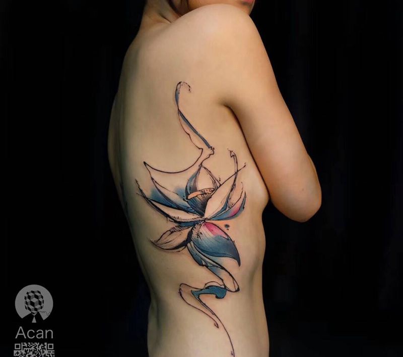 花纹身图片_腰部水彩纹身图案