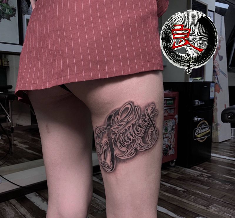 其卡诺花体纹身图片_腿部纹身图案