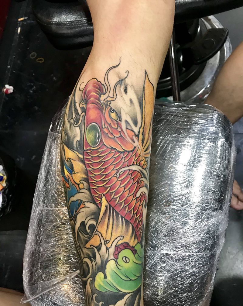 鲤鱼纹身图片_腿部纹身图案