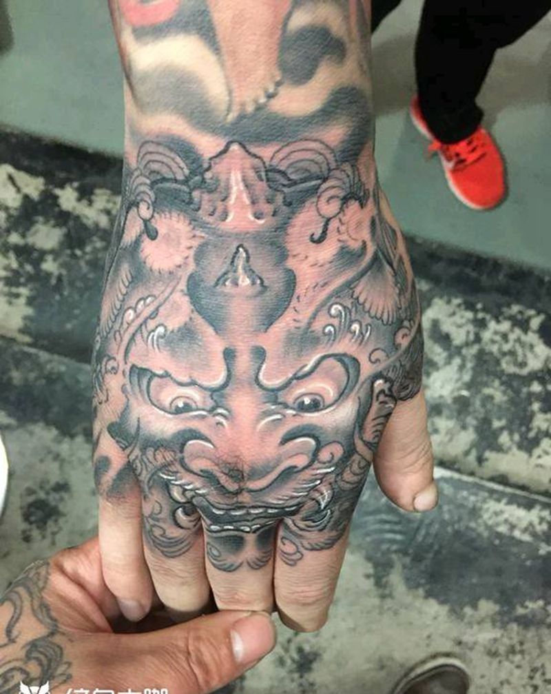 狮纹身图片_手部纹身图案