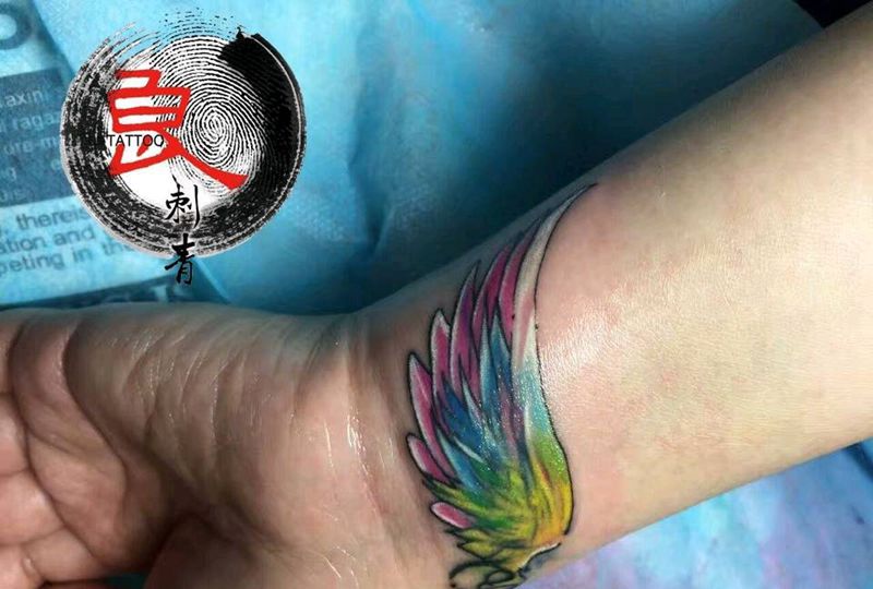 幻彩小翅膀纹身图片_手部欧美成品纹身图案