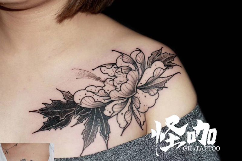 遮盖作品纹身图片_肩部点刺纹身图案