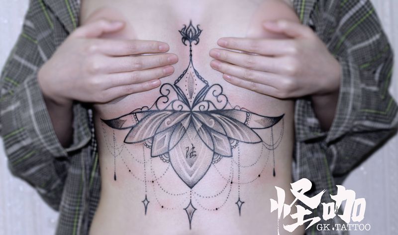 作品纹身图片_胸部点刺纹身图案