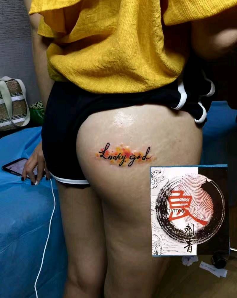 彩色字母纹身图片