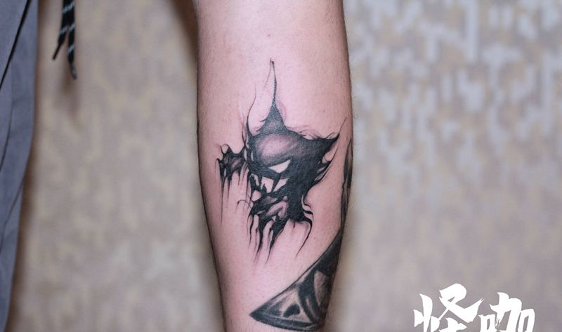 作品纹身图片_腿部点刺纹身图案