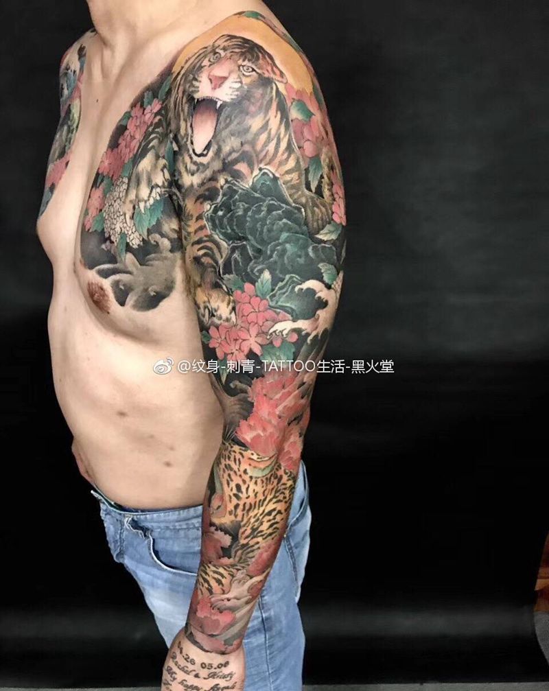 虎豹花臂纹身图片_成品手臂手部胸部传统习俗国画写实宗教遮盖纹身图案