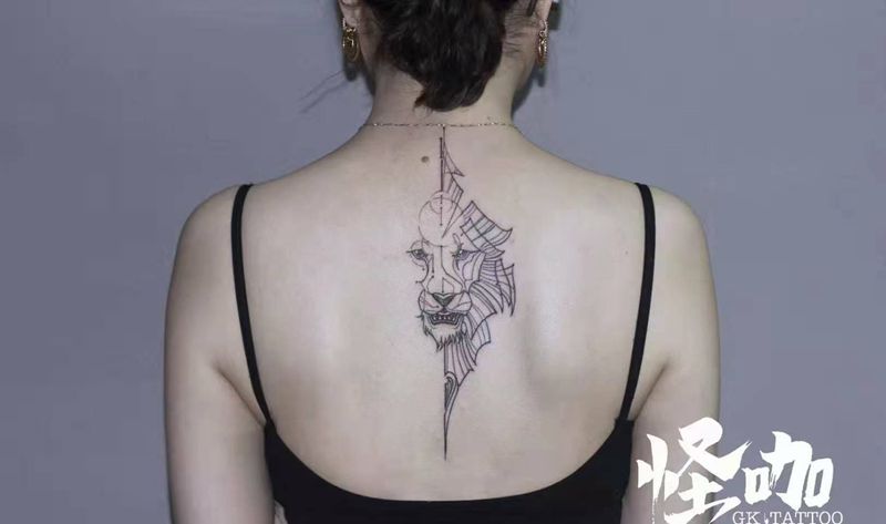 狮子纹身图片_背部几何纹身图案