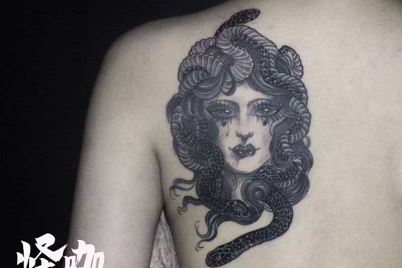 杜美莎纹身图片_背部欧美写实蛇少女纹身图案