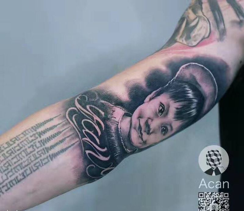 父爱如山，爱子纹身图片_成品手臂欧美肖像写实人物原创纹身图案