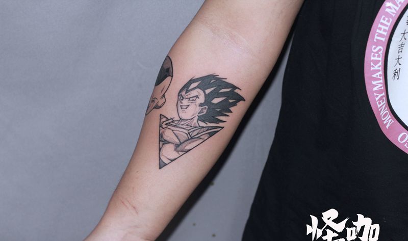 龙珠纹身图片_手部纹身图案