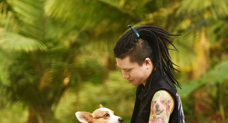 与爱犬一起纹身图片_手臂水彩水墨纹身图案