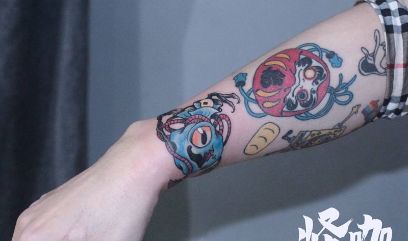 恶魔小钱袋纹身图片_手部手臂新传统水墨纹身图案