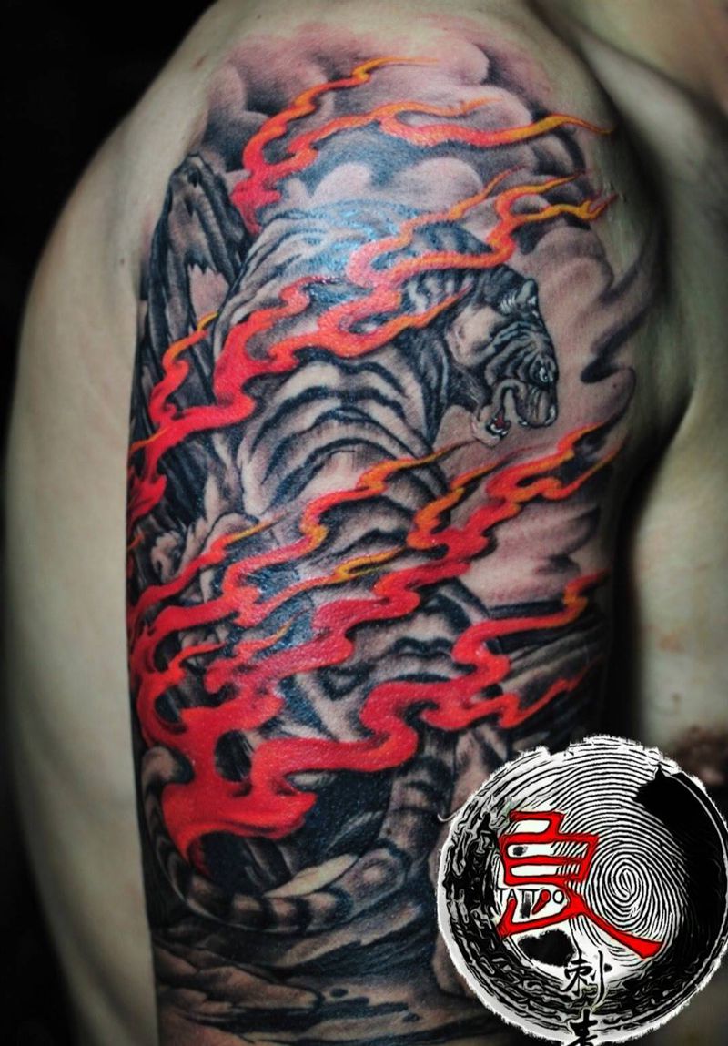 火焰  老虎纹身图片_成品肩部传统动物纹身图案