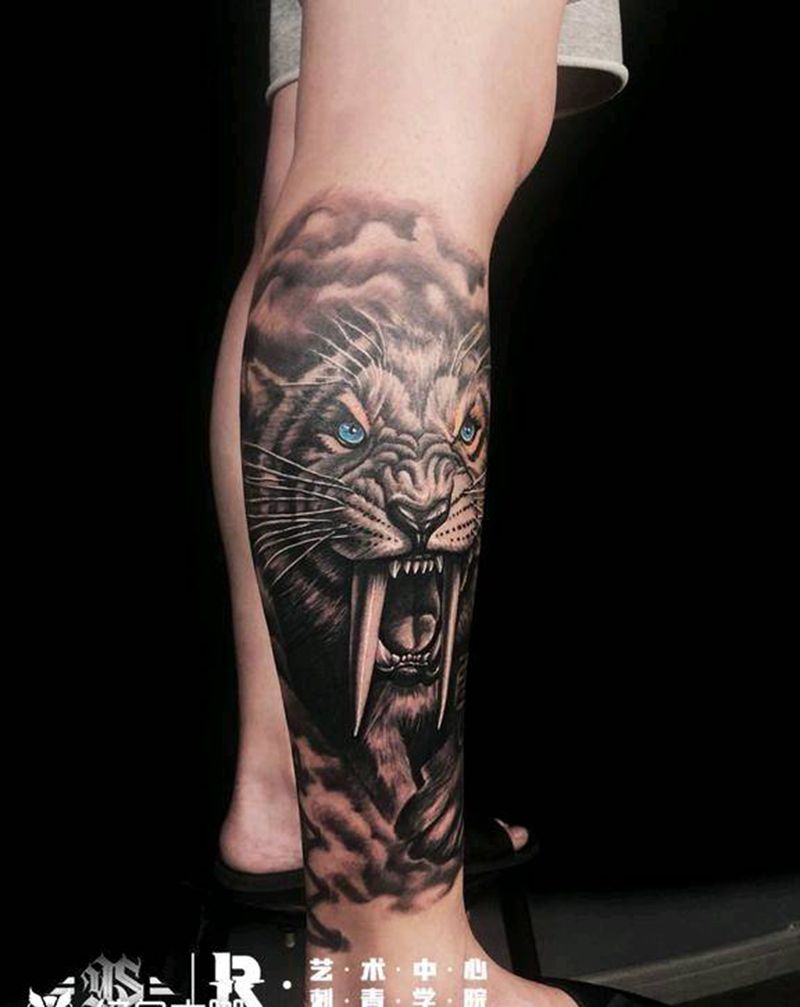 剑齿虎纹身图片_腿部欧美写实纹身图案