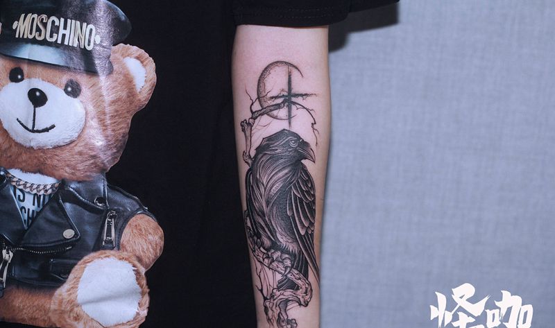 作品纹身图片_手臂点刺暗黑纹身图案