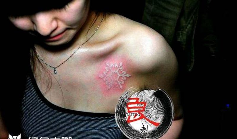 彩色雪花纹身图片_胸部清新几何成品纹身图案