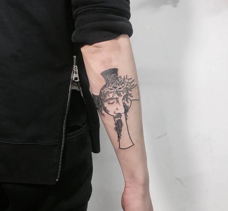 十字架几的耶稣纹身图片