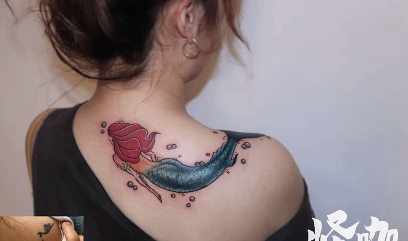 美人鱼纹身图片_肩部New School卡通迪士尼纹身图案