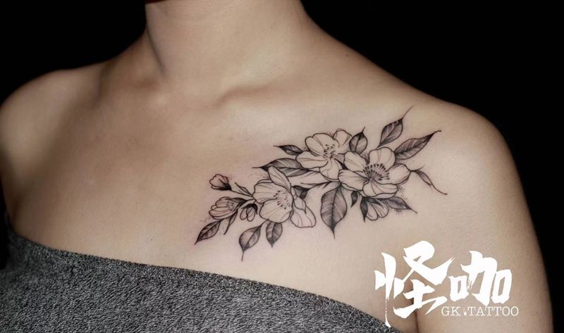 作品纹身图片_胸部点刺纹身图案