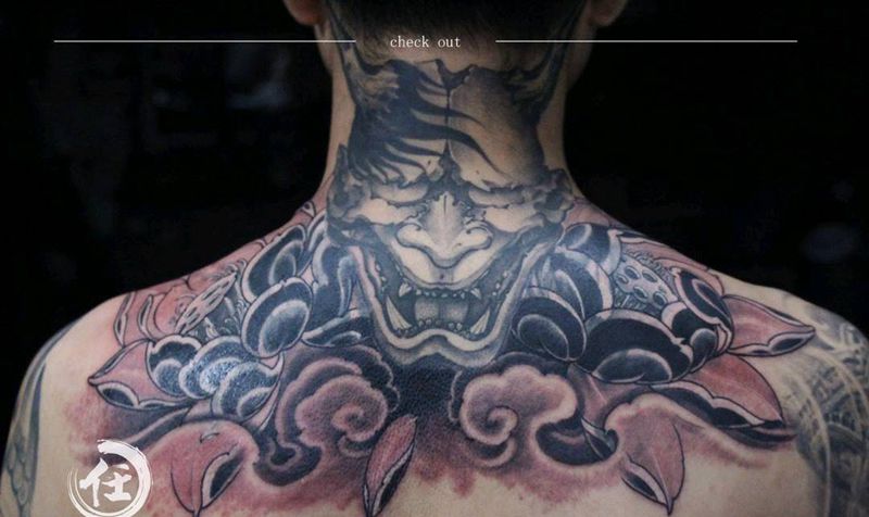 黑灰纹身图片_背部纹身图案