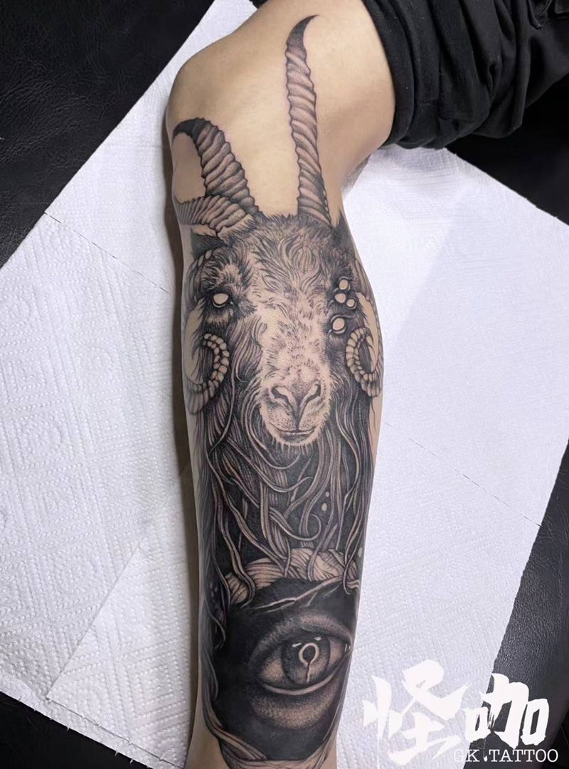 作品纹身图片_腿部欧美写实羊眼睛暗黑纹身图案