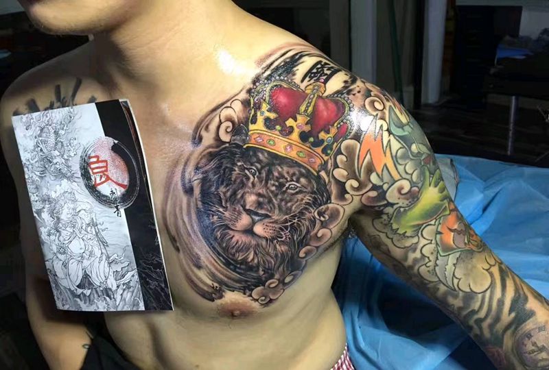 狮子纹身图片_肩部欧美动物成品纹身图案