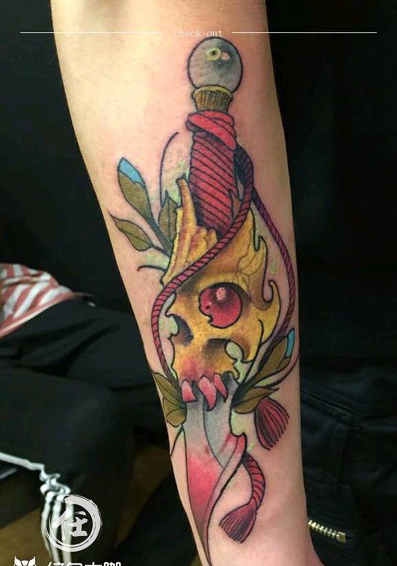 不一样的刀纹身图片_手臂纹身图案