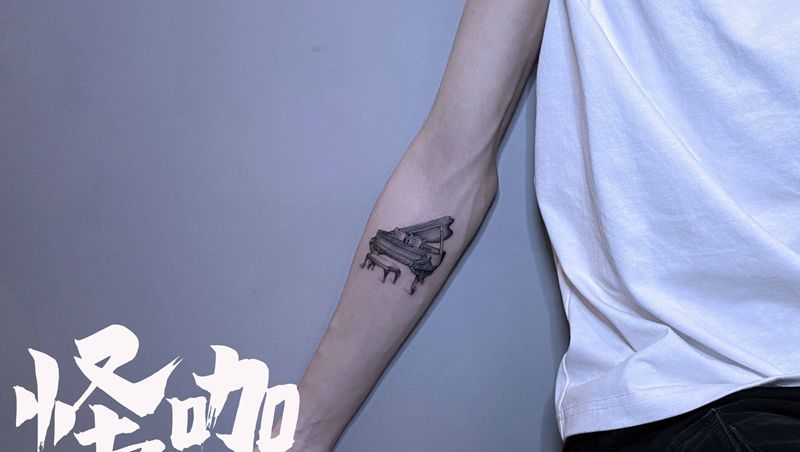 钢琴纹身图片_手臂点刺纹身图案