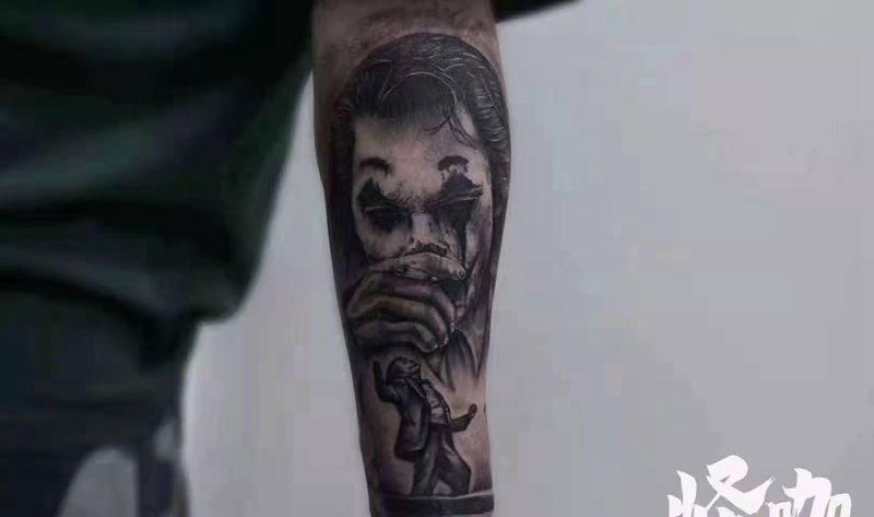 小丑纹身图片_手臂欧美写实纹身图案