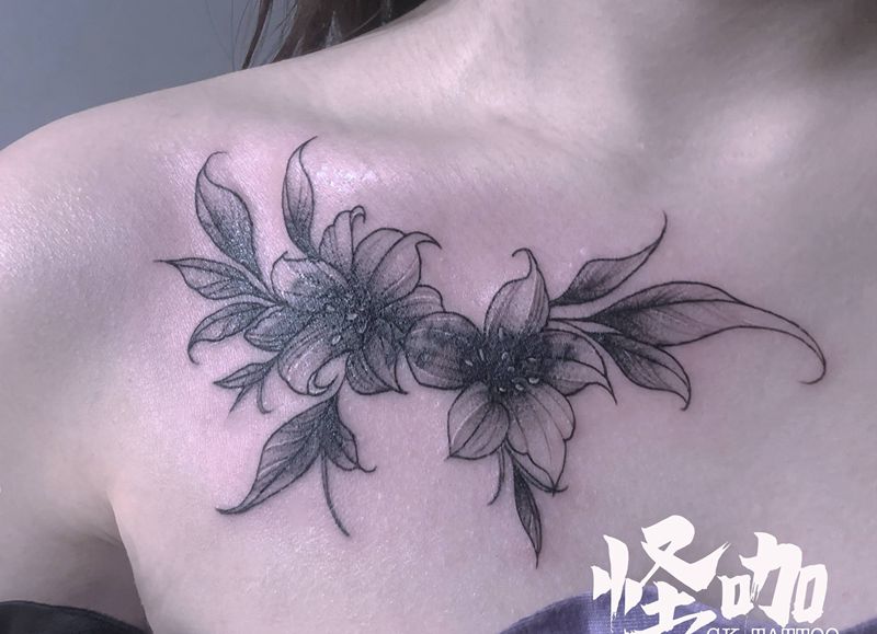 素花纹身图片_胸部纹身图案