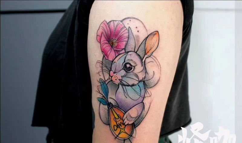 兔子纹身图片_手臂水彩花纹身图案