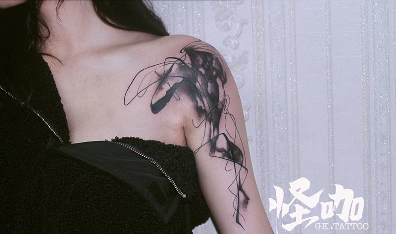 作品纹身图片_肩部手臂水墨纹身图案
