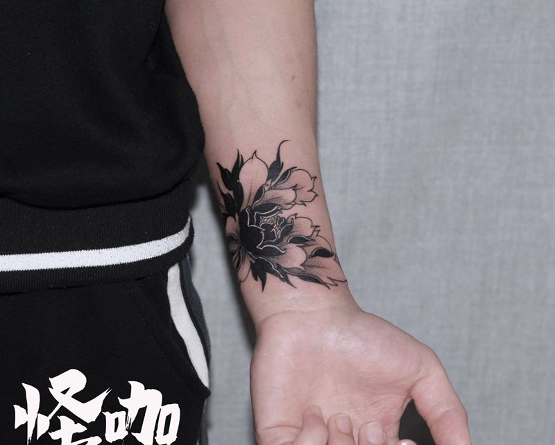 花纹身图片_手臂New School纹身图案