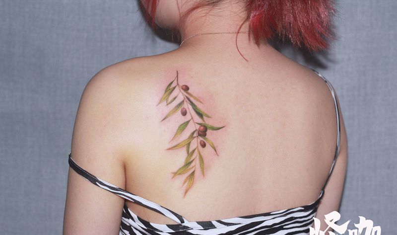 作品纹身图片_背部水彩纹身图案