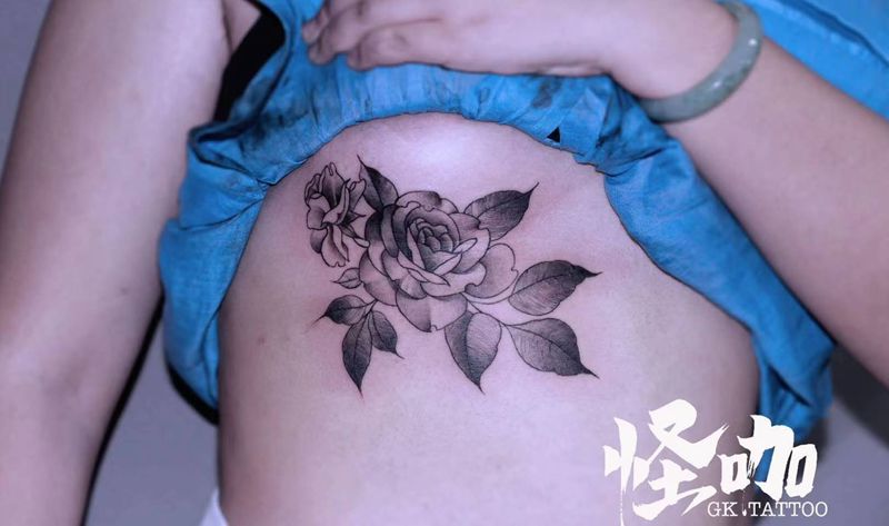 素花纹身图片_腹部胸部纹身图案