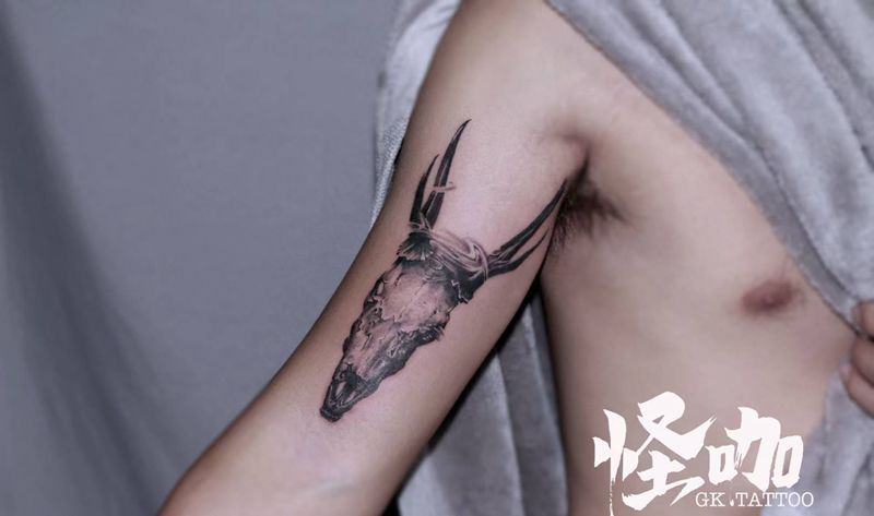 作品纹身图片_手臂羊骨暗黑纹身图案